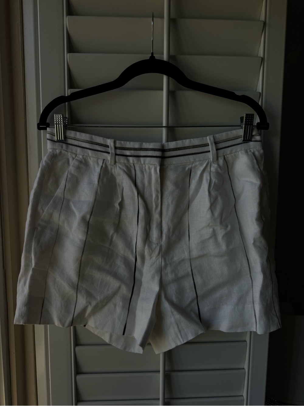 Banana Republic White Linen Pleated Shorts – Size 6